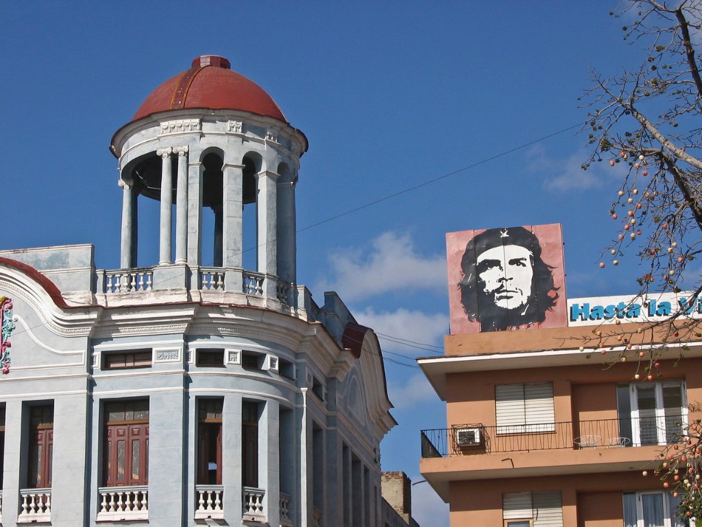 07-Che on the Banco de Credito y Comercio at the Plaza de los trabajadores.jpg - Che on the Banco de Credito y Comercio at the Plaza de los trabajadores